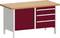 Stół roboczy z czerwonymi frontami szuflad i drewnianym blatem, wyposażony w cztery szuflady oraz schowek zamykany drzwiczkami.