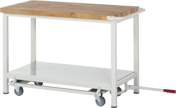 Mobilny stół roboczy z drewnianym blatem i metalową ramą, osadzony na czterech kółkach, wyposażony w uchwyt z boku dla łatwego przemieszczania.