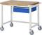 Mobilny stół roboczy z drewnianym blatem i niebieską szufladą, zamontowany na czterech kółkach. Idealny do elastycznego zastosowania.