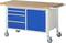 Mobilny wózek warsztatowy z czterema niebieskimi szufladami i niebieską szafką, z drewnianym blatem, osadzony na czterech kółkach.