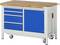 Stół warsztatowy z drewnianym blatem, pięcioma niebieskimi szufladami i niebieską szafką. Zamontowany jest na kółkach i nadaje się do użytku warsztatowego.