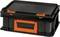 Czarny plastikowy kufer z pomarańczowym uchwytem i zamknięciami, przeznaczony do przechowywania i transportu narzędzi.