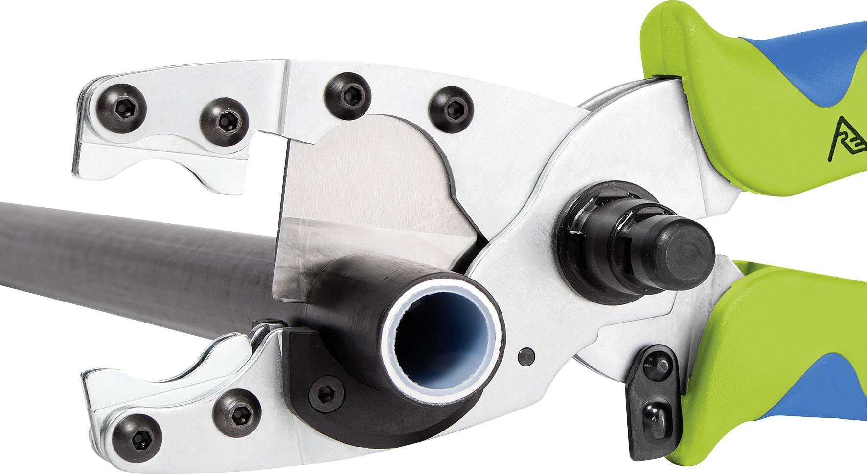 Obcinacz do rur przecina czarną rurę z tworzywa sztucznego. Ostrza zamykają się wokół rury, podczas gdy rękojeść jest widoczna.