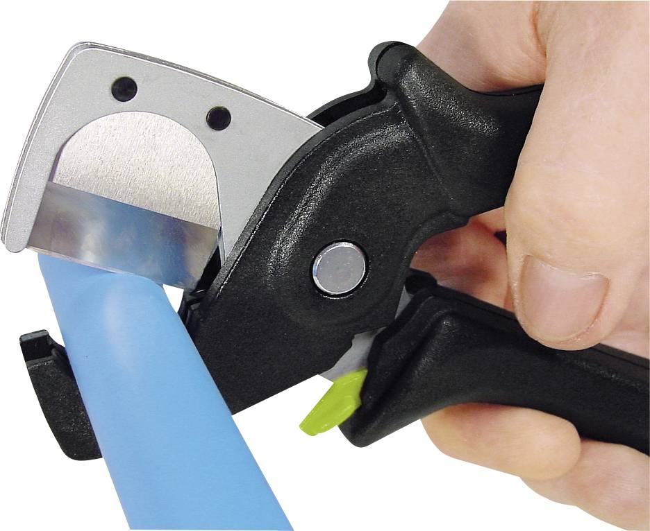 Jedna ręka trzyma obcinacz do rur, który przecina niebieską rurę z tworzywa sztucznego.