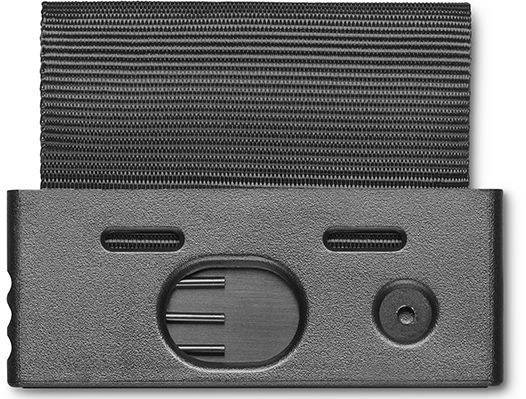 Metalowa głowica do maszynki do strzyżenia z wieloma ostrzami i ciemnym żłobieniem nad nimi, które służy jako zabezpieczenie.