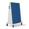 Metalowy regał na kółkach z niebieską perforowaną ścianką do przechowywania narzędzi, w pozycji stojącej, wyposażony w dwa uchwyty i cztery rolki u podstawy.