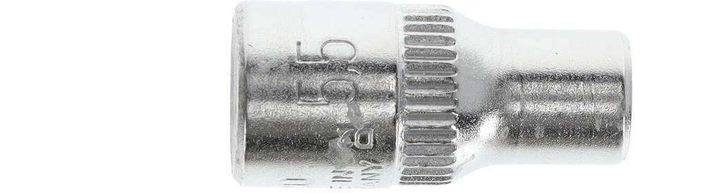 Mała, srebrna sześciokątna nasadka z napisem '8 mm', używana do prac ślusarskich.