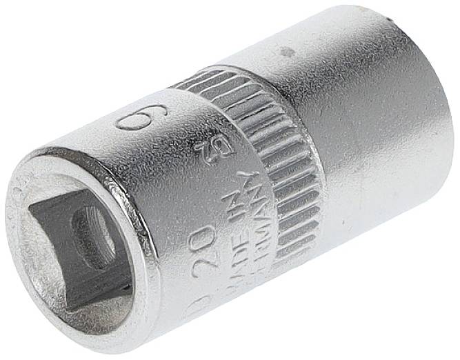 Metalowy łącznik w kolorze srebrnym z grawerem 'Made in Germany' leży pod skosem. Nadaje się do użycia z kluczem nasadowym.