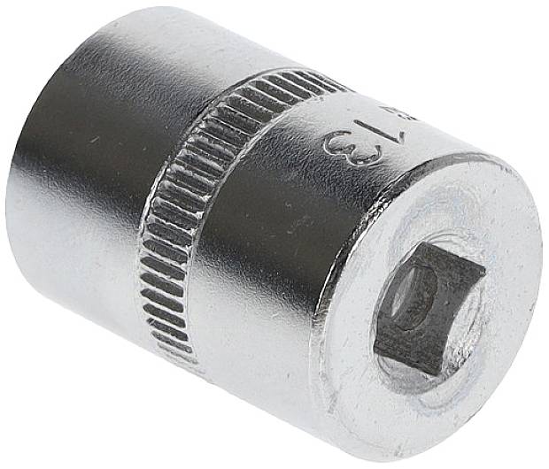 Metalowa wtyczka cylindryczna, z żebrowaną krawędzią i otworem czworokątnym.