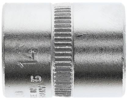 Nakrętka metalowa z rowkowaniem i grawerunkiem '1/4'. Odpowiednia do prac śrubowych, prezentacji powierzchni i struktury.