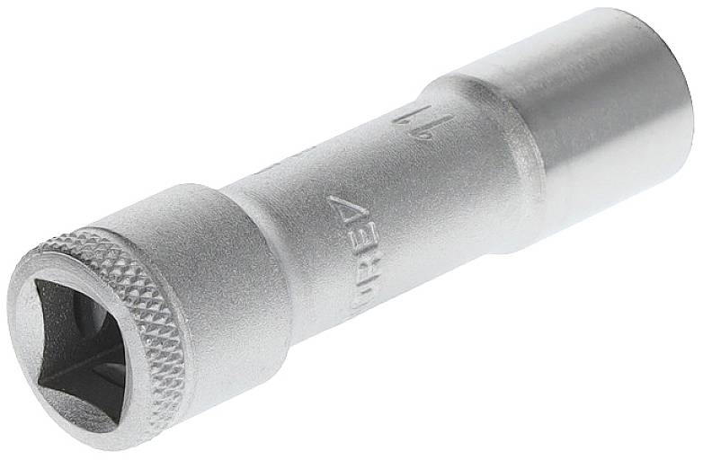 Srebrzysto-metalowy, cylindryczny adapter klucza nasadowego do narzędzi ręcznych, sfotografowany na białym tle.