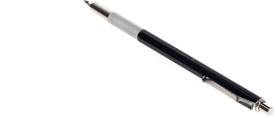 Czarny długopis z srebrnym klipsem i uchwytem leży ukośnie na białej powierzchni.