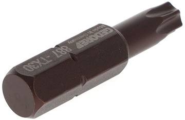 Zbliżenie metalowego bitu wkrętaka Torx, o sześciokątnym trzpieniu, z wybitym napisem "GEDORE" i numerem modelu.