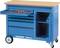 Niebieski wózek warsztatowy z drewnianym blatem, z otwartą szufladą pełną narzędzi i otwartą przestrzenią, zamontowany na kółkach dla zapewnienia mobilności.