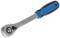 Grzechotka z ergonomicznym uchwytem, srebrną głowicą i niebiesko-czarnym uchwytem. Odpowiednia do prac śrubowych.