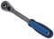 Grzechotka z szarą stalową głowicą i niebieskoczarnym uchwytem z tworzywa sztucznego. Odpowiednia do prac mechanicznych lub napraw.