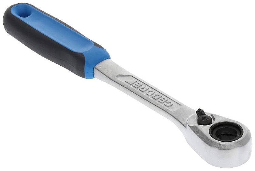 Srebrny klucz grzechotka z czarno-niebieskim uchwytem leży ukośnie. Na uchwycie widnieje napis 'GEDORE'.