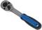 Klucz grzeczkowy z niebieskim uchwytem i czarnym mechanizmem obrotowym, przydatny do dokręcania i odkręcania śrub lub nakrętek.