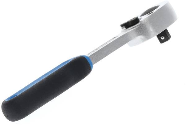 Klucz z grzechotką z czarną i niebieską rękojeścią, metalowa głowica skierowana w prawo. Idealny do dokręcania lub odkręcania śrub.