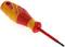 Żółto-czerwony śrubokręt z izolowanym uchwytem i prostym ostrzem, odpowiedni do użycia w instalacjach elektrycznych.