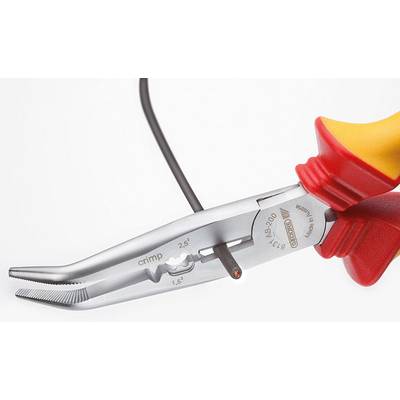 Szczypce trzymają czarny kabel. Na szczypcach wygrawerowane są jednostki miary oraz słowo 'crimp'. Uchwyty są czerwone i żółte.