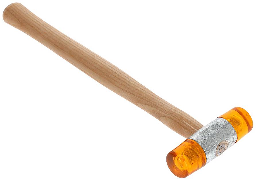 Młotek gumowy z pomarańczową główką i drewnianym uchwytem, często stosowany w warsztatach do delikatnego uderzania po wrażliwych powierzchniach.