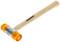 Drewniany młotek z pomarańczową plastikową główką i wydrukowaną nazwą marki 'GEDORE' na trzonku.