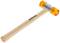 Młotek z tworzywa sztucznego z drewnianym uchwytem i pomarańczową główką, odpowiedni do delikatnych uderzeń bez uszkadzania materiału.