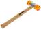 Młotek drewniany z pomarańczową głowicą z tworzywa sztucznego, idealny do pracy bez pozostawiania śladów uderzenia na powierzchniach.