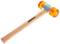 Młotek gumowy z pomarańczową główką i drewnianą rączką. Odpowiedni do prac, w których należy unikać uszkadzania delikatnych powierzchni.