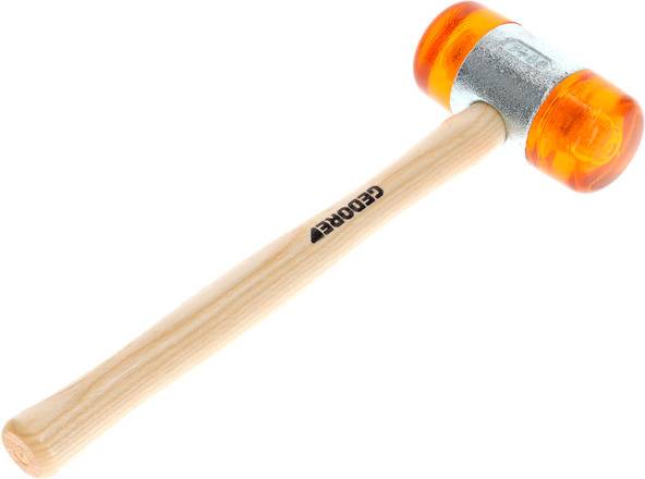 Młotek z drewnianą rękojeścią i podwójnie zakończoną główką z pomarańczowego tworzywa sztucznego.