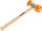 Młotek z drewnianą rękojeścią i podwójnie zakończoną główką z pomarańczowego tworzywa sztucznego.