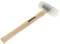 Drewniany młotek z jasnym, gładkim uchwytem i białą, gumowaną główką leży skośnie. Na uchwycie widnieje oznaczenie 'GFORGE'.