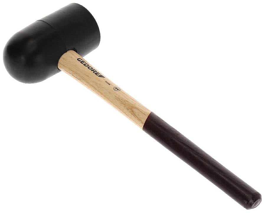 Czarny młotek gumowy z drewnianym uchwytem i czarnym zakończeniem rękojeści leży na białym tle.