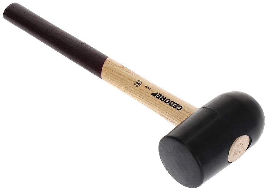 Drewniany młotek z czarną gumową główką i długą rękojeścią.