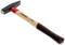 Młotek z drewnianym uchwytem i czarną główką. Uchwyt posiada czerwone i brązowe akcenty kolorystyczne.