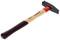 Młotek stolarski z drewnianym uchwytem malowanym dwukolorowo i płaską główką, sfotografowany na białym tle.