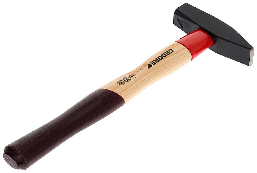 Młotek z drewnianą rączką i czarną główką leży na białym tle. Odpowiedni do wbijania gwoździ lub innych prac ogólnych.