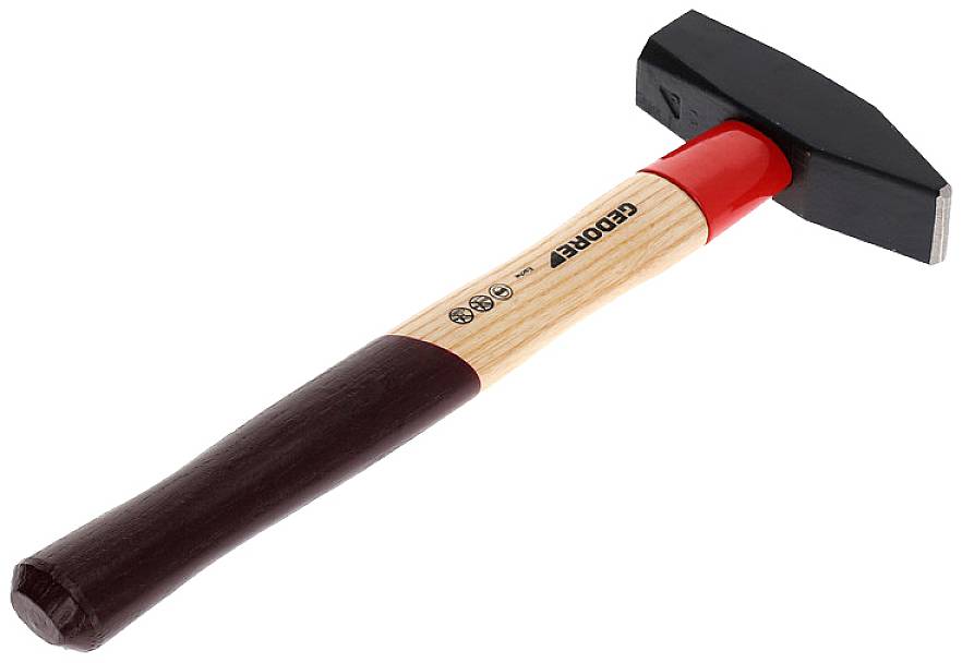 Młotek z drewnianym uchwytem i czarną metalową główką, odpowiedni do prac budowlanych lub rzemieślniczych.