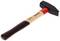 Ręcznie wykonany młotek z drewna z czarno-czerwoną metalową główką, odpowiedni do różnych prac rzemieślniczych.