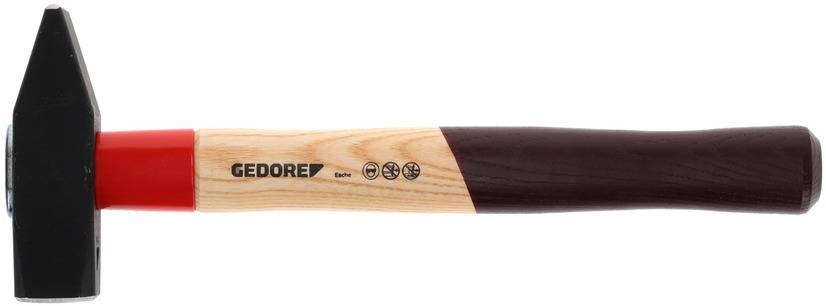 Młotek z drewnianą rączką i czarną główką, marki 'GEDORE'. Trzonek jest na końcu ciemno zabarwiony, a głowica ma czerwone przejście do trzonka.