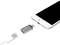 Smartfon z adapterem USB-C i przewodem ładującym USB, leżące obok siebie, gotowe do podłączenia.