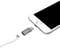 Telefon komórkowy z adapterem i kablem USB, gotowy do podłączenia.