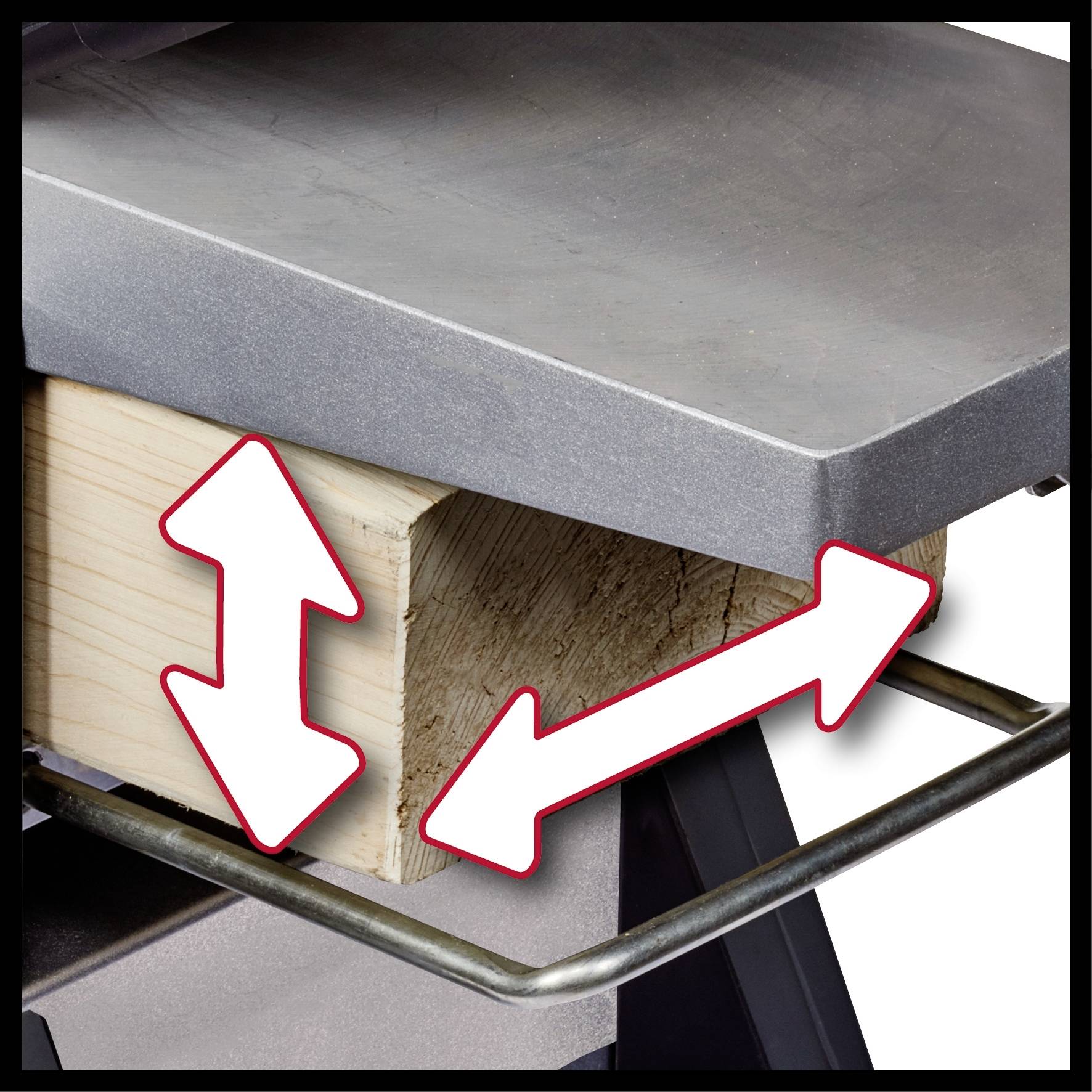 Zbliżenie wytrzymałej płyty metalowej umieszczonej na drewnianym sześcianie, z czerwonymi strzałkami wskazującymi pionową regulację.