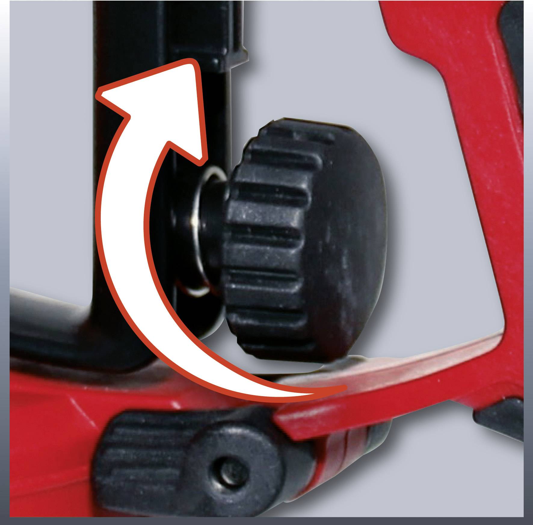 Osoba w kombinezonie ochronnym rozpyla środek dezynfekujący na powierzchniach. Napis na tabliczce: 'Odpowiedni również do dezynfekcji natryskowej powierzchni'.