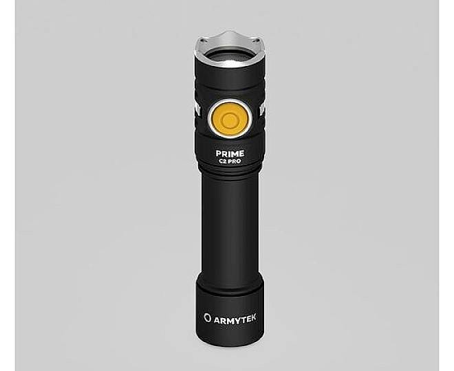 Latarka w czarnej obudowie z pomarańczowym przyciskiem. Na obudowie wydrukowana marka 'ARMYTEK' oraz model 'PRIME C2 PRO'.