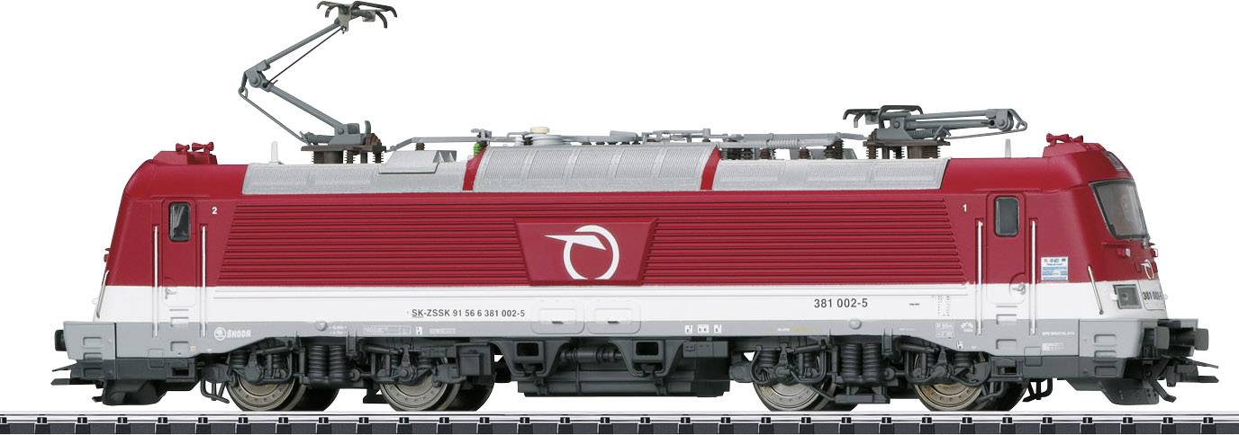 Czerwono-biała lokomotywa elektryczna w skali modelowej na torach, z uniesionymi pantografami, widziana z boku.