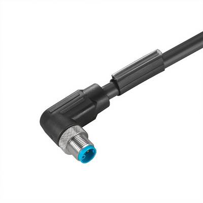 Kabel z kątkowym złączem M8, czarny, metalowy wtyk z niebieską izolacją wewnętrzną. Odpowiedni do zastosowań przemysłowych.