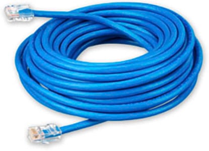 Zwinięty niebieski kabel Ethernet z dwoma wtyczkami RJ45. Nadaje się do podłączenia urządzeń do sieci.