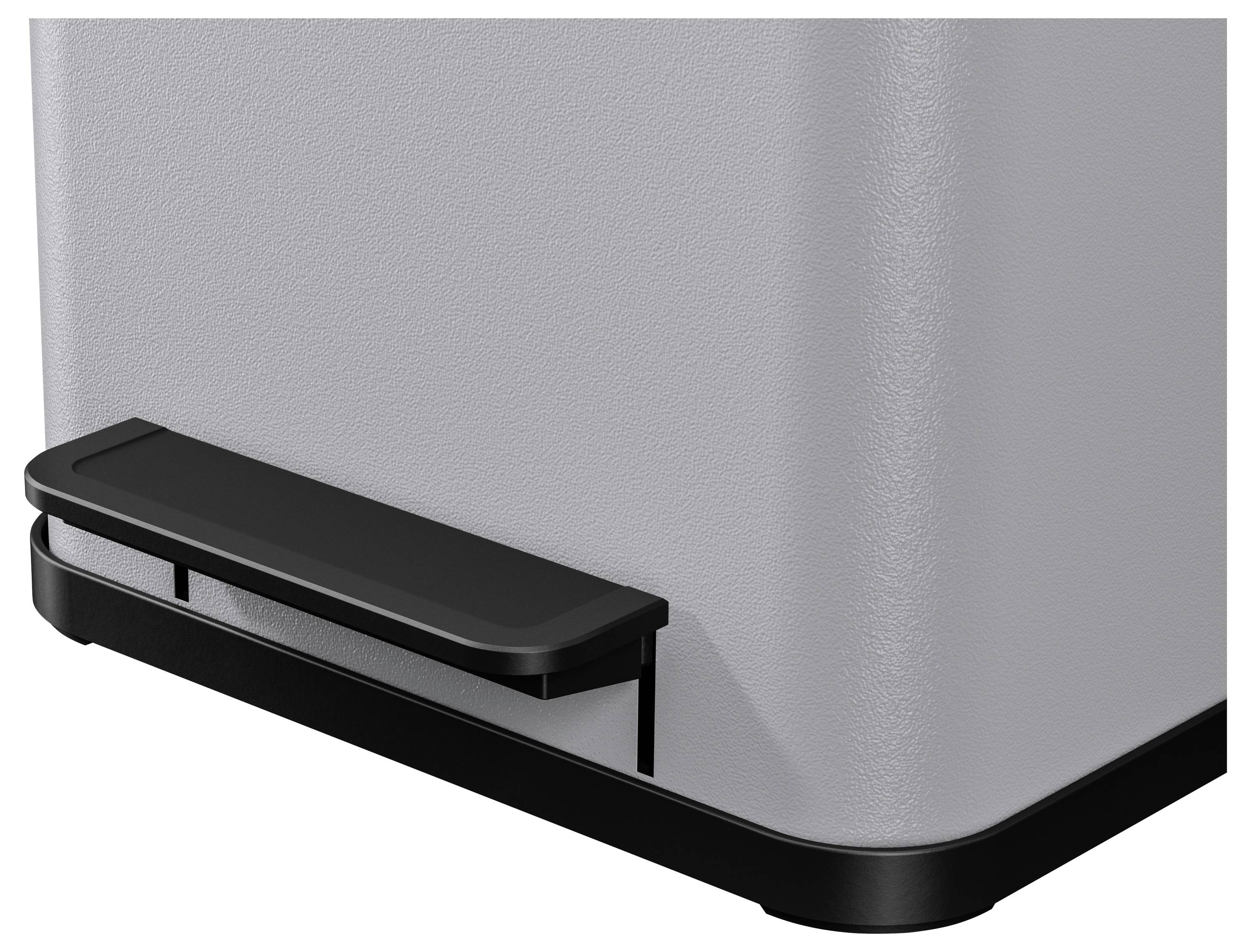 Szary kosz na śmieci z czarnym pedałem do otwierania.